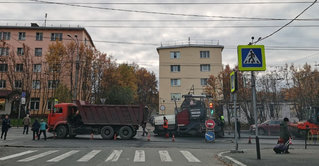 В центре Мурманска перекрыли проезд Дорога