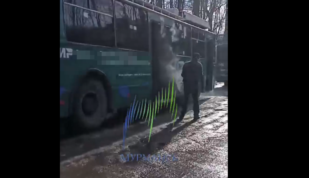 Троллейбус дымится