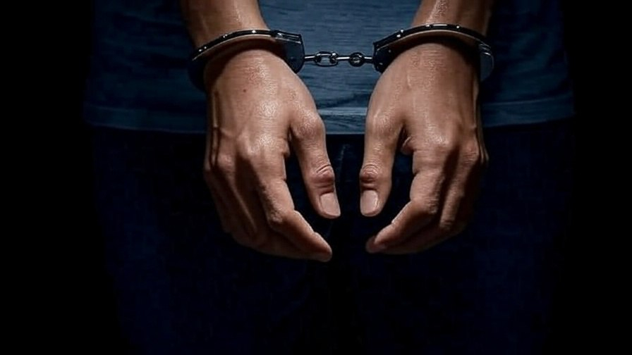 Жителя Мурманской области посадили на 18 лет за насилие над ребёнком Руки в наручниках