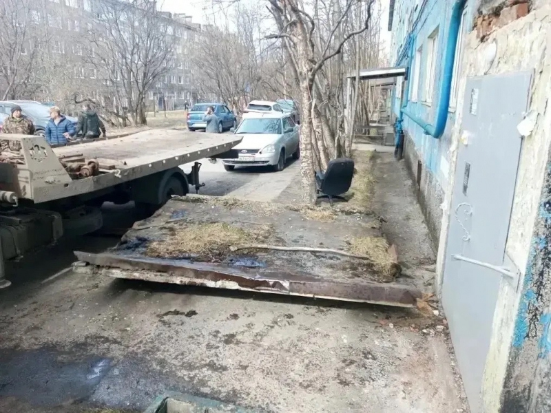 Рухнувший козырек в Мурманске
