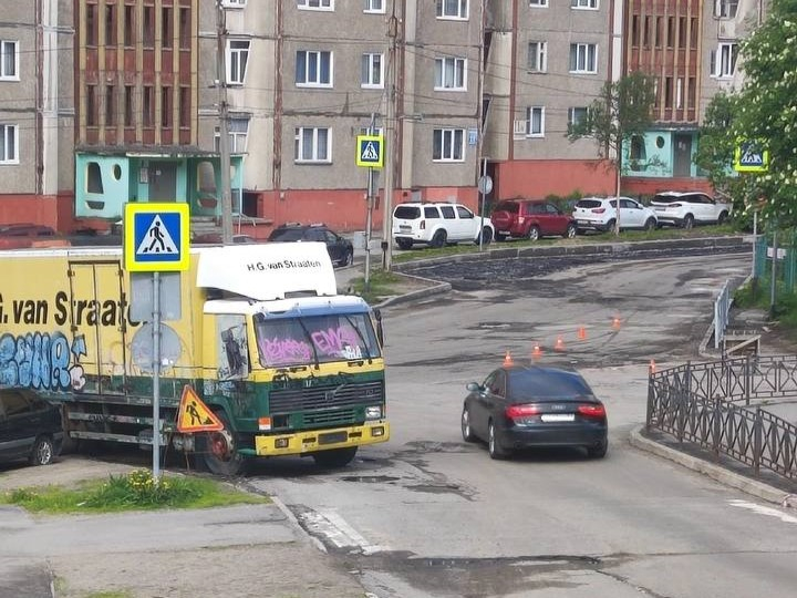 В Мурманске грузовик мешает проезду к школе Грузовик