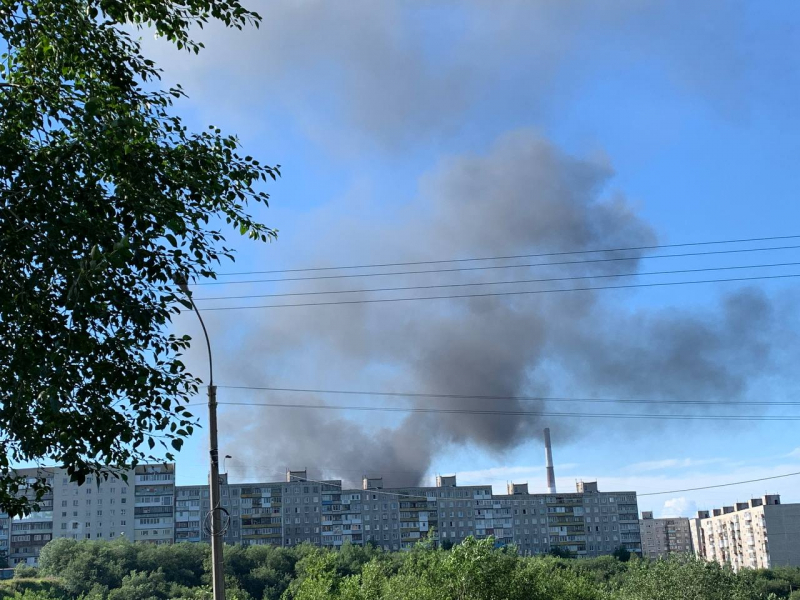 В Мурманске горит шинный центр Пожар