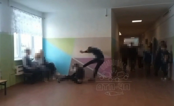 Драка подростков в школе Драка
