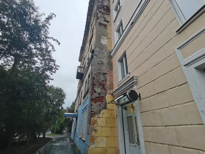 В центре Мурманска рушится фасад дома Дом