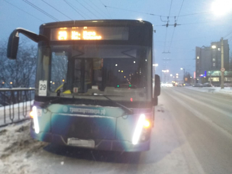Автомобиль задел общественный транспорт в центре Мурманска и скрылся Автобус