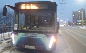 Автомобиль задел общественный транспорт в центре Мурманска и скрылся Автобус