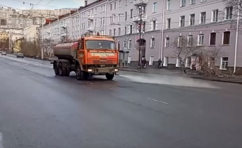 Улицы Мурманска приводят в порядок при помощи моющего средства Машина
