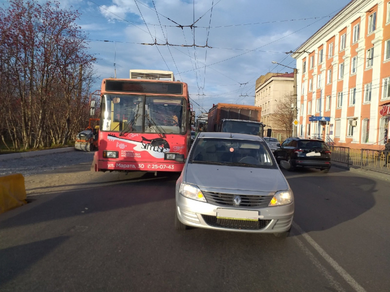 В центре Мурманска из-за ДТП с троллейбусом образовалась гигантская пробка Авария