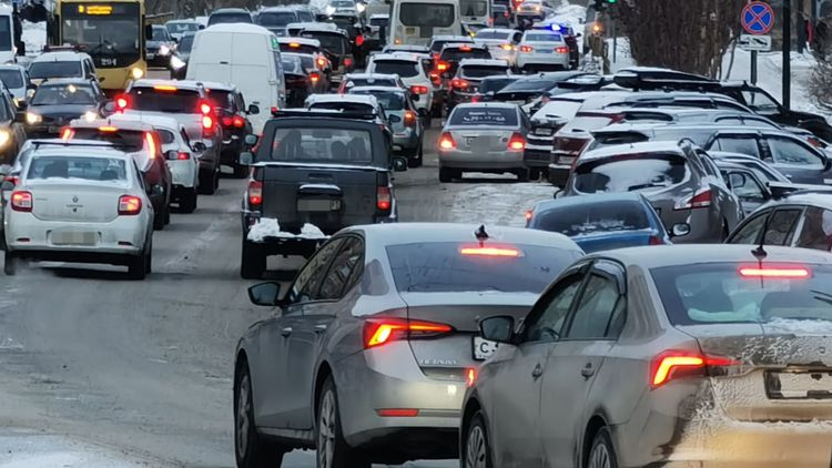 Водители застряли в большой пробке в центре Мурманска Пробка