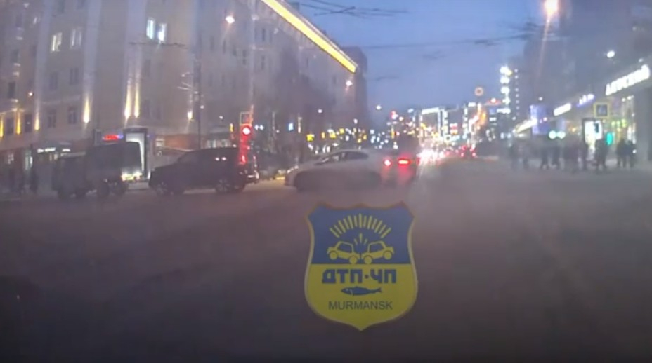 Момент аварии в центре Мурманска попал на видео Дорога