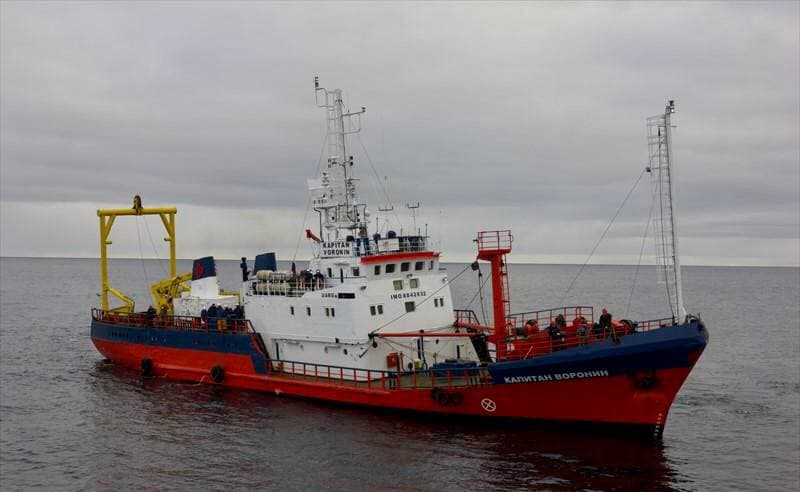 Мурманское рыболовное судно село на мель в Карском море Траулер