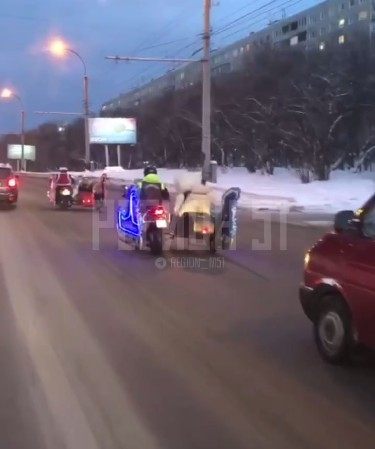 Необычного Деда Мороза встретили в Мурманске Дорога