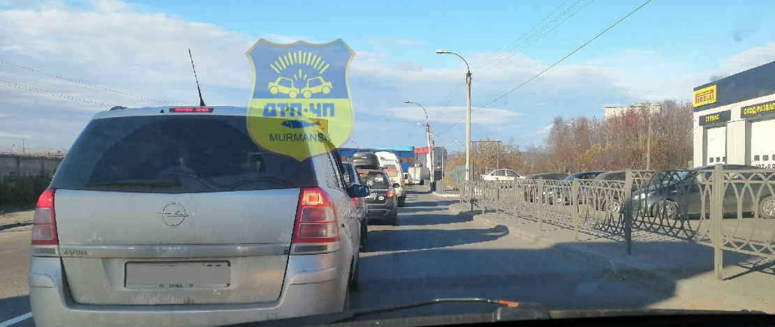 На выезде из Мурманска образовалась гигантская пробка Пробка