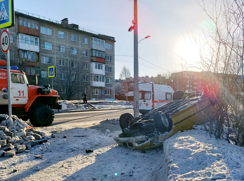 Протаранил столб В Мурманске водитель врезавшегося в столб автомобиля не имел прав