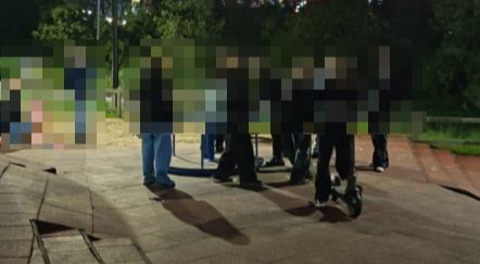 Родители в шоке случившегося на детской площадке в Мурманске Толпа