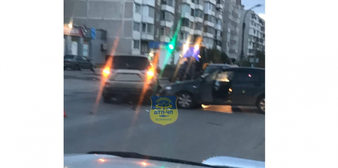 В Мурманске произошло жесткое столкновение кроссовера с легковушкой ДТП