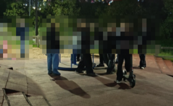 Родители в шоке случившегося на детской площадке в Мурманске Толпа