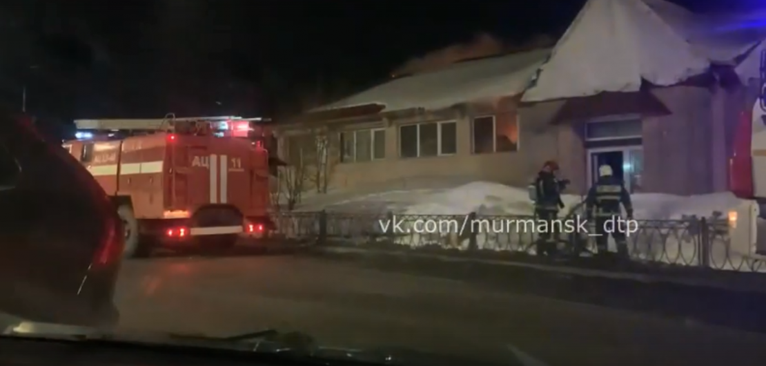 В Мурманске ночью горел бывший торговый центр Пожар