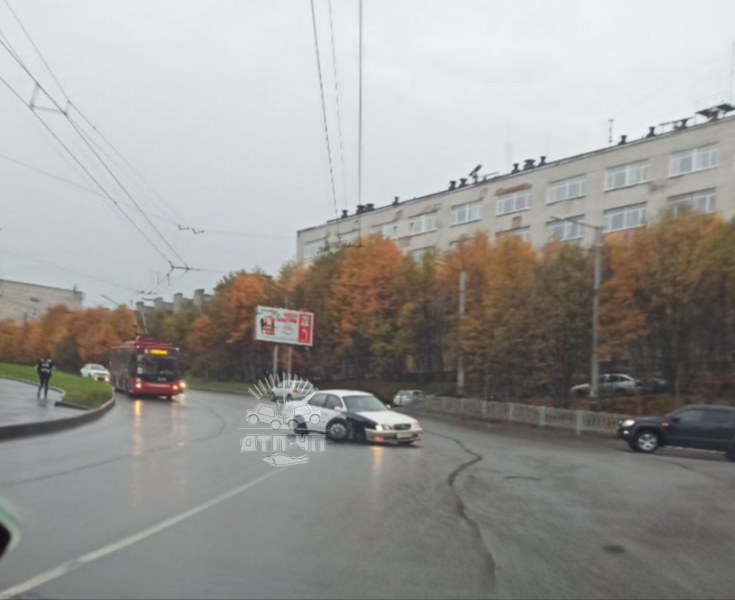 Неприятная авария произошла в центре Мурманска Мурманск