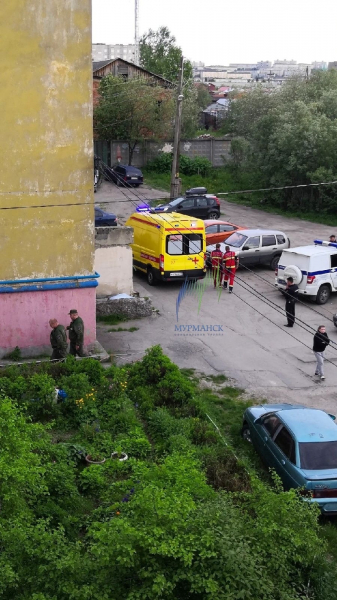 Из окна пятого этажа в Мурманске выпал мужчина Скорая помощь
