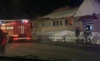 В Мурманске ночью горел бывший торговый центр Пожар