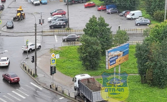 Появились кадры аварии с большегрузом на светофоре в Мурманске Авария