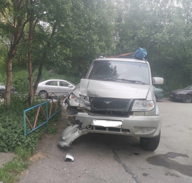 Лихач протаранил припаркованные во дворе автомобили ДТП