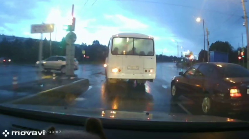Опасный маневр попал на видео в Мурманске Дорога