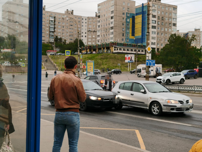 Две иномарки не поделили дорогу у кинотеатра «Мурманск» ДТП