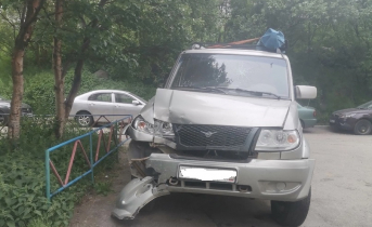 Лихач протаранил припаркованные во дворе автомобили ДТП