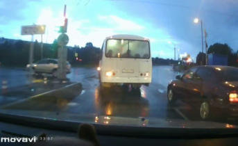 Опасный маневр попал на видео в Мурманске Дорога