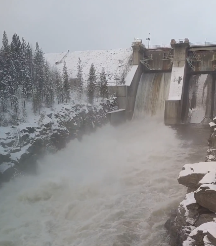 Мощный водосброс в Мурманской области запечатлели на видео Водосброс