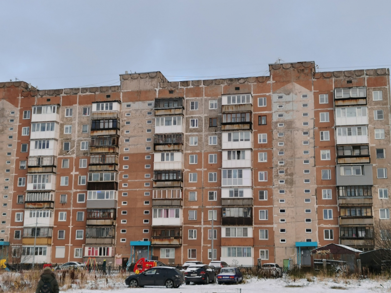Бездомные устроили ночлежку в подъезде жилого дома в Мурманске Дом