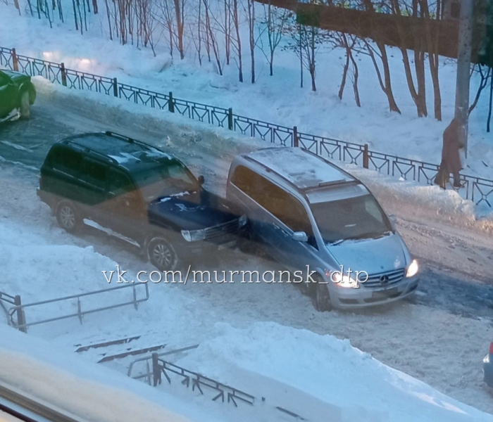 В Мурманске автомобили перегородили проезд к детской поликлинике ДТП