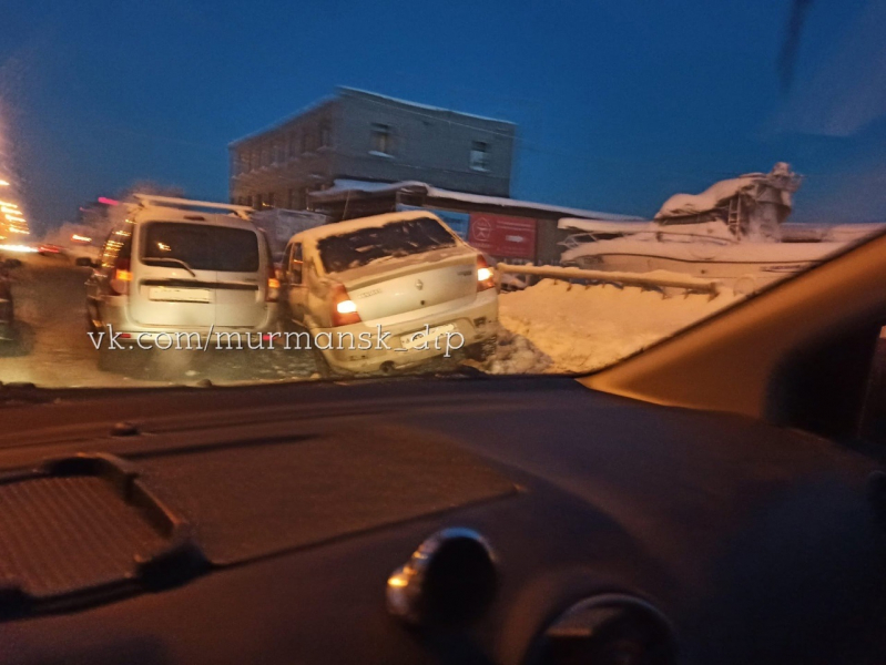 Полоса движения на дороге в Мурманске перекрыта из-за аварии Авария