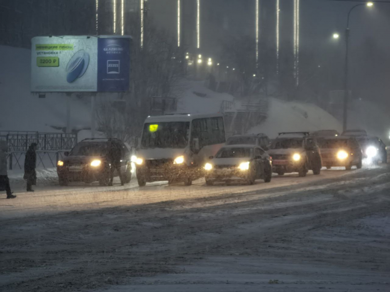 Мощный снегопад обрушился на Мурманск Мощный снегопад обрушился на Мурманск