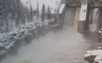 Мощный водосброс в Мурманской области запечатлели на видео Водосброс