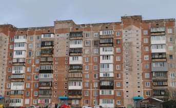 Бездомные устроили ночлежку в подъезде жилого дома в Мурманске Дом