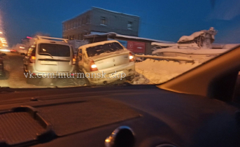 Полоса движения на дороге в Мурманске перекрыта из-за аварии Авария