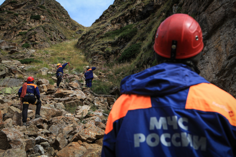 Попавших под камнепад мурманских альпинистов эвакуировали вертолетом, фото МЧС