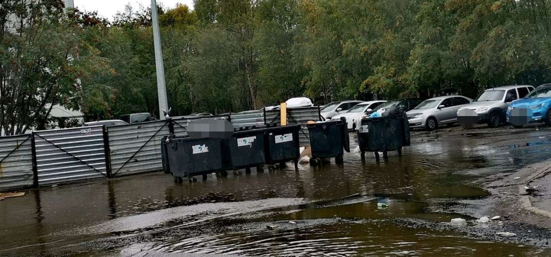 «Может, жильцам положены лодки?» Мурманчане возмутились состоянием двора Потоп