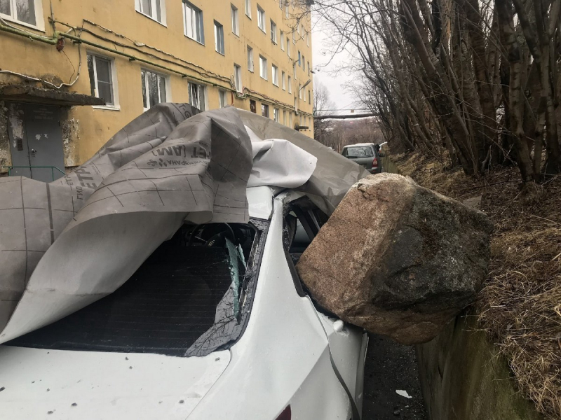 Огромный камень рухнул на автомобиль в Мурманской области Автомобиль