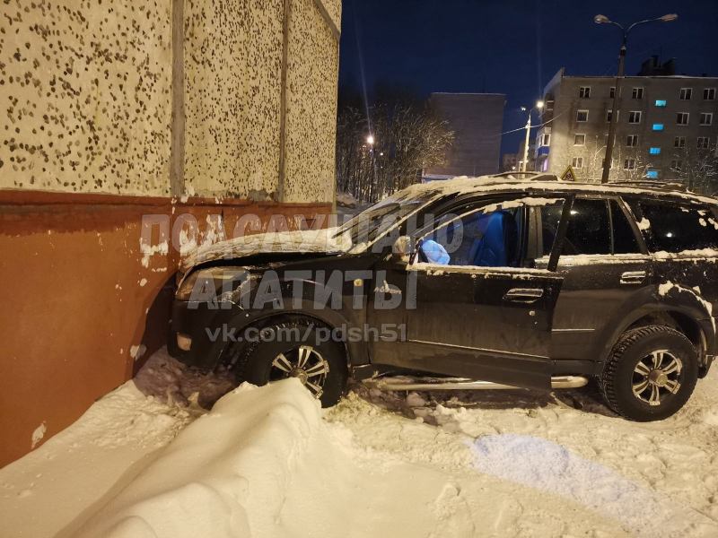 Соцсети: машина без водителя врезалась в дом в Мурманской области Авария