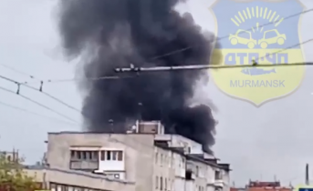 Сильный пожар в районе Первомайского рынка в Мурманске попал на видео Пожар