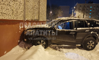 Соцсети: машина без водителя врезалась в дом в Мурманской области Авария