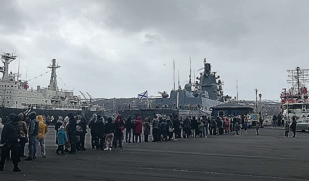 Мурманчане выстроились в огромную очередь к боевым кораблям Очередь