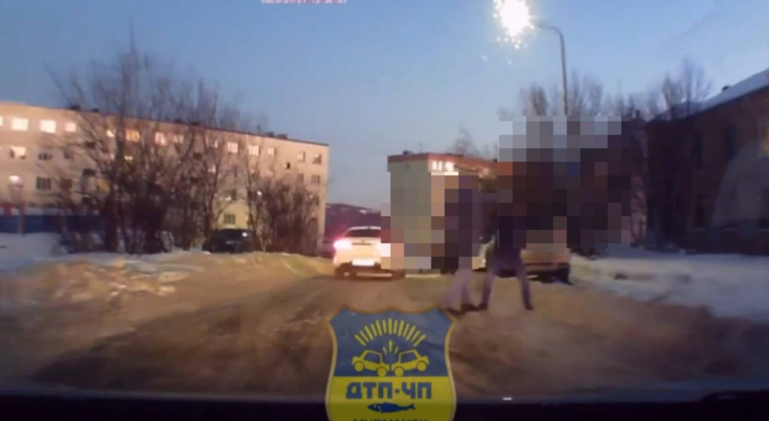 Драка мужчин посреди дороги попала на видео в Мурманской области Драка