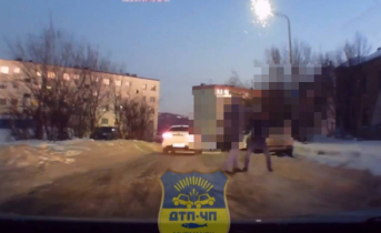 Драка мужчин посреди дороги попала на видео в Мурманской области Драка