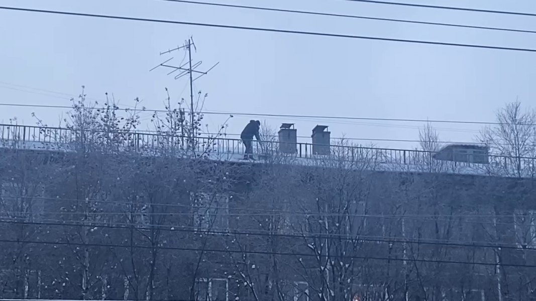 Опасная уборка крыш в Мурманске попала на видео Уборка крыш