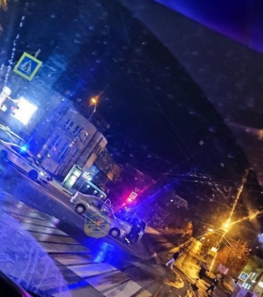В центре Мурманска столкнулись полицейский автомобиль и «Логан» ДТП